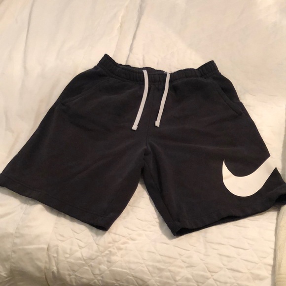 Nike - Picture 2 of 4